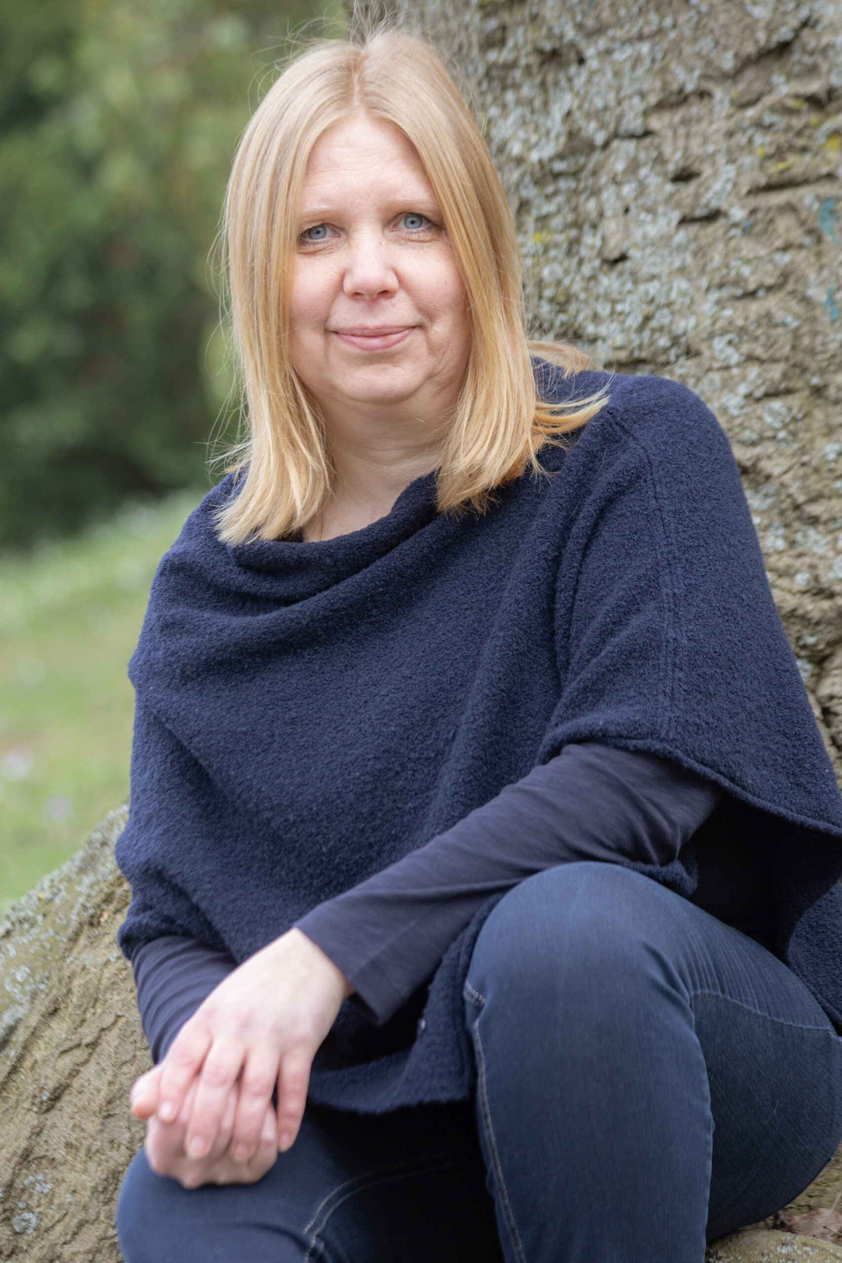 Susan schaut außerhalb des Rahmens